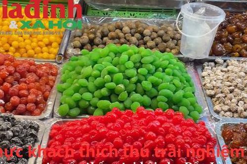 Thực khách thích thú trải nghiệm món ngon truyền thống tại hội chợ Đền Lừ