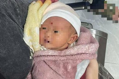 Xót xa bé gái sơ sinh bị bỏ rơi ở cổng chùa