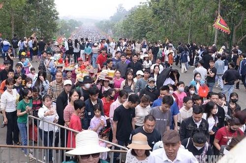 'Biển người' hành hương về Đền Hùng trước ngày Giỗ Tổ Hùng Vương