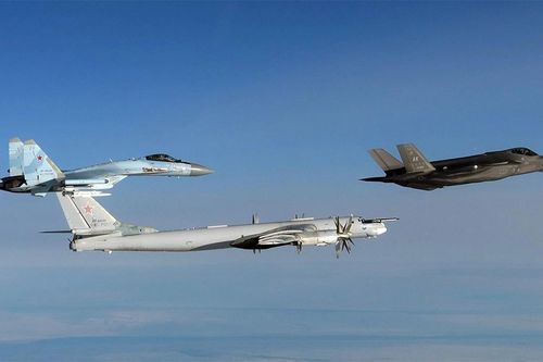 Chiến đấu cơ Su-35S Nga áp sát, buộc tiêm kích F-35A Mỹ chuyển hướng