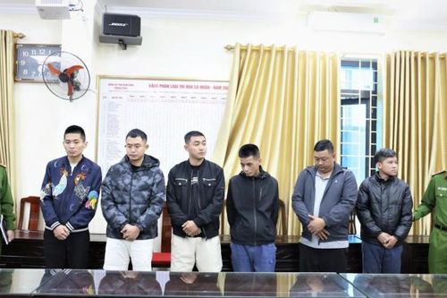 Bắt quả tang 6 người đàn ông đang tụ tập đánh bạc