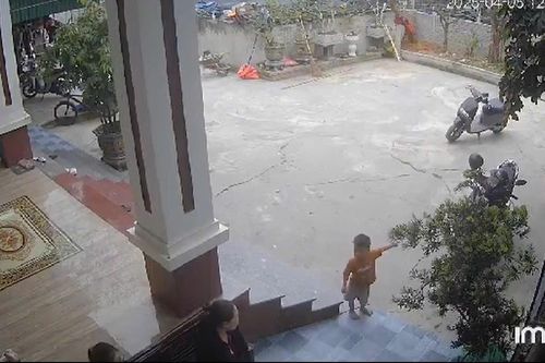 Bé trai nói chưa sõi chạy vào nhà gọi người lớn cứu bạn bị đuối nước