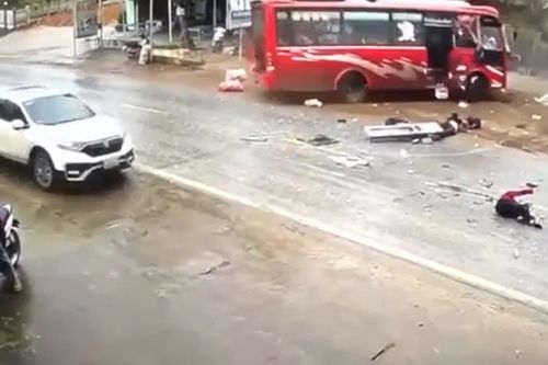 Video xe khách tông ôtô tải làm 4 người văng ra ngoài