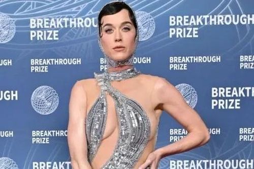 Katy Perry mặc hở bạo