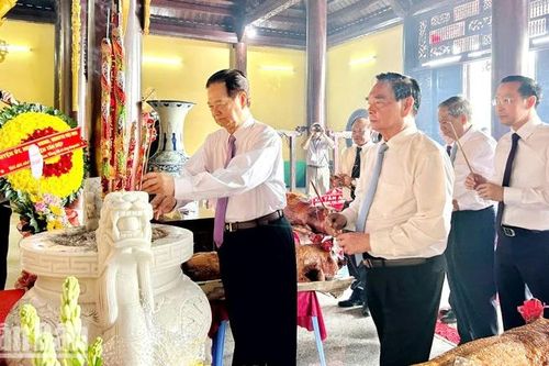 Dâng hương Quốc Tổ Hùng Vương tại Kiên Giang
