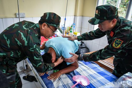 Người được cứu sống sau 124 giờ bị vùi lấp: Cám ơn bộ đội Việt Nam!