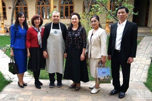 Phu nhân Chủ tịch Quốc hội tham quan cơ sở gốm truyền thống ở Thủ đô Tashkent của Uzbekistan