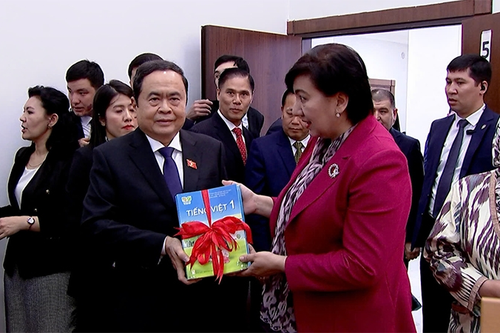 Chủ tịch Quốc hội Trần Thanh Mẫn và phu nhân thăm Đại học Phương Đông Tashkent