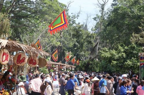 Đà Lạt: Đông đảo người dân, du khách tham dự Lễ hội Giỗ Tổ Hùng Vương