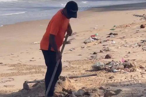 Xác minh clip du khách nước ngoài 'tố' nhân viên khu du lịch Mũi Né chôn rác trên bãi biển