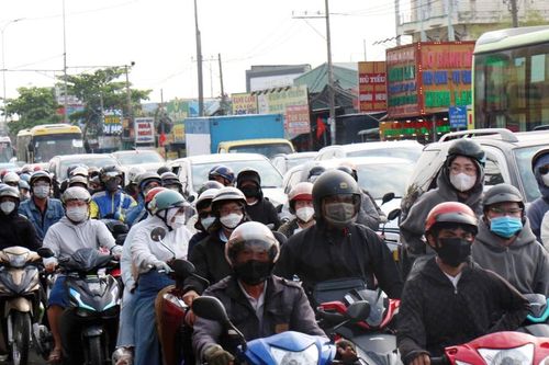 Người dân trở lại TPHCM sau kỳ nghỉ lễ, cửa ngõ kẹt xe kéo dài