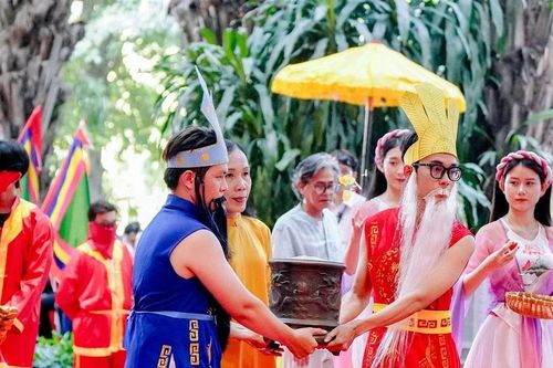 Trường đại học dâng hương tưởng nhớ Vua Hùng, hướng về văn hóa nguồn cội