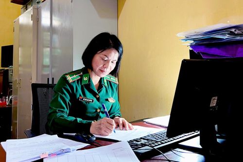 Tấm gương sáng của nữ quân nhân tận tụy, tận tâm với công việc