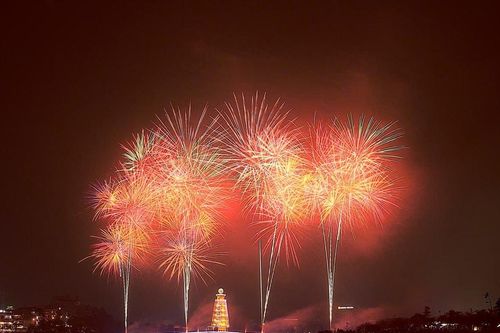 Hàng vạn người dân 'mãn nhãn' với màn pháo hoa chào mừng Lễ hội đền Hùng 2025