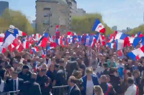 Lãnh đạo cực hữu Le Pen chưa từ bỏ tranh cử tổng thống Pháp, căng thẳng gia tăng