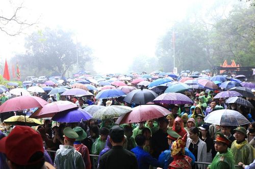 Hàng vạn người dân đội mưa đổ về Đền Hùng ngày giỗ Tổ