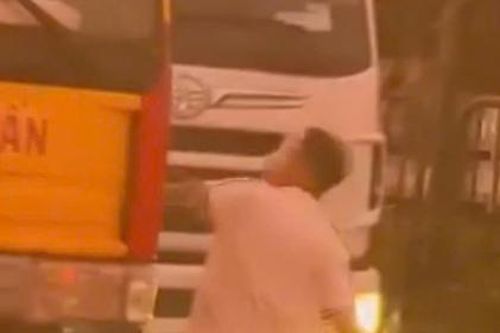 Xác minh video nam thanh niên chặn đầu rồi đập vỡ kính xe cứu hộ