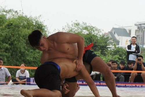 Trai làng cởi trần tranh tài ở sới vật làng Giá