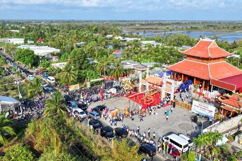 Người dân Cà Mau thành kính, dâng hương Giỗ Tổ Hùng Vương
