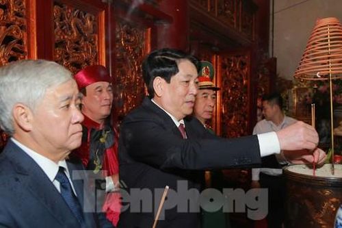Chủ tịch nước, lãnh đạo cấp cao của Đảng, Nhà nước kính cẩn dâng hương các Vua Hùng