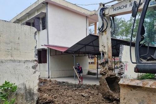 Tháo dỡ trạm biến áp dựng trong khuôn viên trường học ở Thanh Hóa
