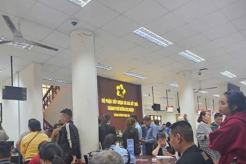 Dân xếp hàng từ mờ sáng làm thủ tục đất đai, chính quyền mở dịch vụ trực tuyến