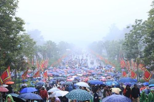 Hàng vạn người đội mưa đổ về Đền Hùng ngày giỗ Tổ