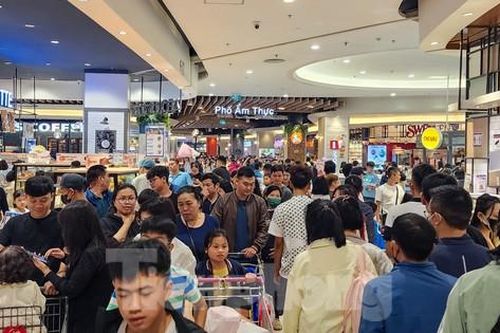 Người dân kéo tới Trung tâm thương mại vui chơi, mua sắm ngày giỗ Tổ Hùng Vương