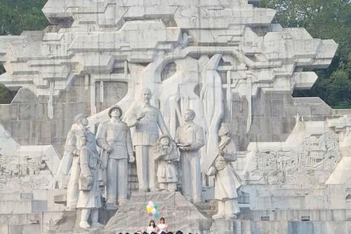 Đoàn kiều bào dâng hương tại Khu di tích Quốc gia đặc biệt Tân Trào, tỉnh Tuyên Quang
