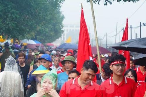 Đội mưa xem đua thuyền trên sông Pheo