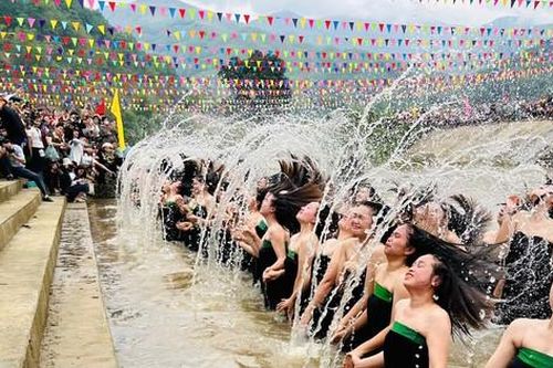 Then Kin Pang - lễ hội kỳ thú, càng bị té nước càng may