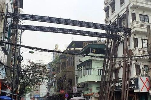 Hà Nội: Bất ngờ với loạt cọc sắt, thép vắt ngang qua đường
