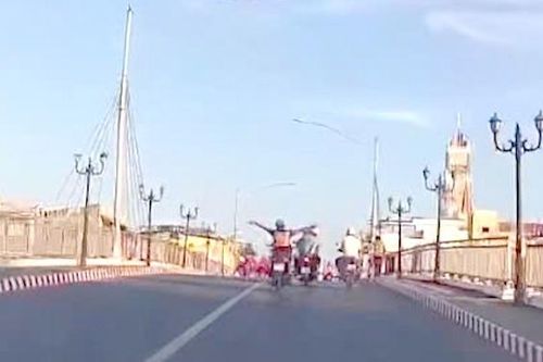 Tìm ra người lái xe máy buông 2 tay, nằm trên yên ở Bạc Liêu