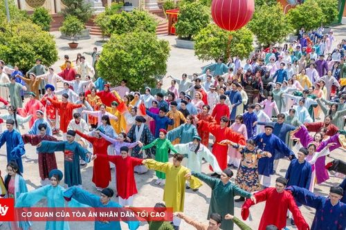 Hàng trăm bạn trẻ đồng diễn Việt phục trong ngày Giỗ Vua Hùng