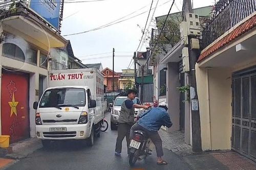 Đỗ xe chắn hết lối đi, tài xế ô tô còn dùng hung khí tấn công người đi đường