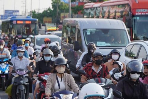 Người dân trở lại TPHCM sau nghỉ lễ, cửa ngõ ùn ứ kéo dài