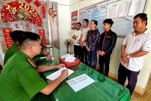 Bắt nhóm tài xế taxi lập sòng bạc trong công viên