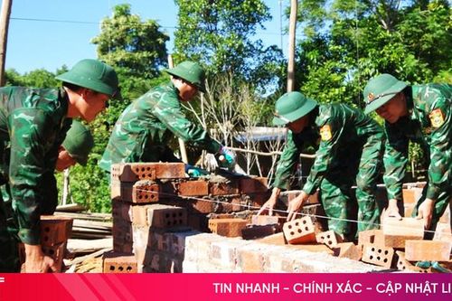 Lính quân hàm xanh giúp đỡ cư dân biên giới làm nhà ở