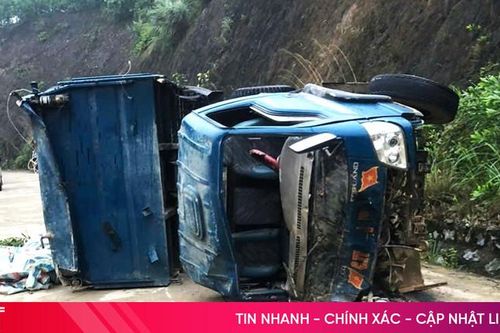 Xe tải lật nghiêng, tài xế tử vong tại chỗ