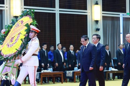Thủ tướng Phạm Minh Chính viếng nguyên Chủ tịch Đảng NDCM Lào, nguyên Chủ tịch nước Lào Khamtay Siphandone