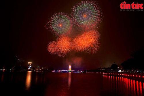 Rực rỡ màn pháo hoa đặc sắc tại Công viên Văn Lang dịp Giỗ Tổ Hùng Vương 2025