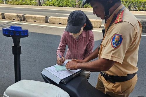 TP Hồ Chí Minh: Xử lý nhiều trường hợp người đi bộ qua đường không đúng quy định