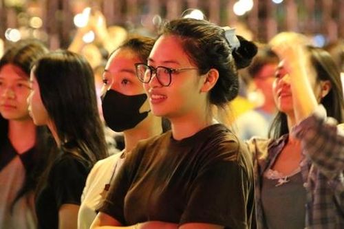 Biển người đổ về Dinh Độc Lập thưởng thức đêm nghệ thuật lịch sử bằng trình diễn mapping 3D
