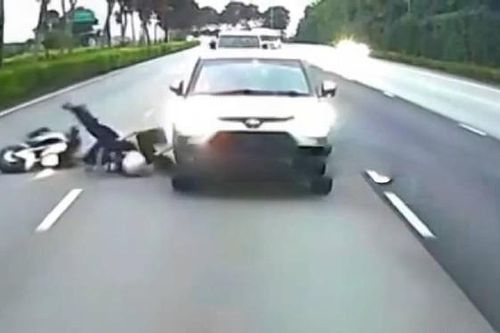 Chuyển làn đột ngột, tài xế ô tô đâm văng người đi xe máy