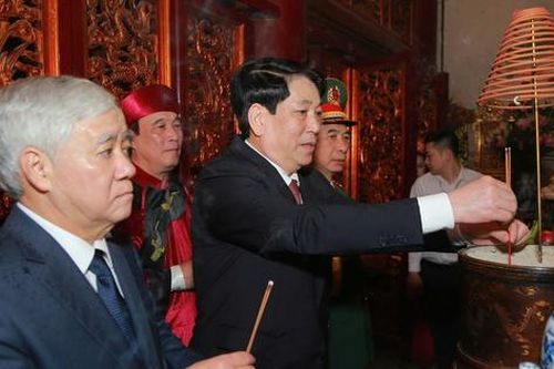 Chủ tịch nước Lương Cường dâng hương kính lễ các Vua Hùng