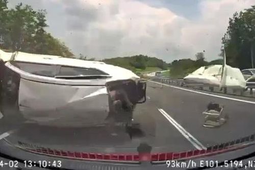 Ô tô mất lái đâm vào lề đường, 1 người văng ra khỏi xe