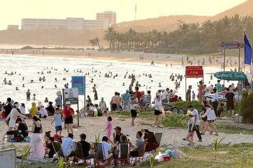 Hàng chục nghìn người đổ về Bình Thuận nghỉ lễ, các bãi tắm đông nghẹt