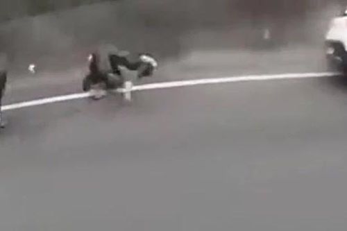 CLIP: Sau va chạm, người điều khiển xe phân khối lớn và ô tô lộn nhiều vòng trên đường nhưng cái kết mới gây chú ý