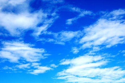Mây có màu xanh không, hay đó chỉ là màu của bầu trời?