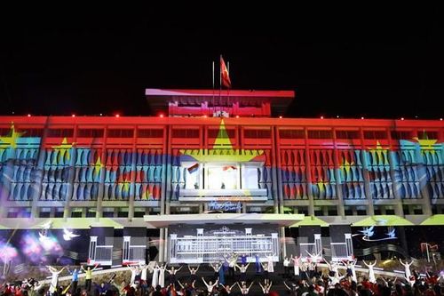 Dinh Độc Lập đẹp lung linh trong Chương trình cầu truyền hình 'Bản trường ca hòa bình'